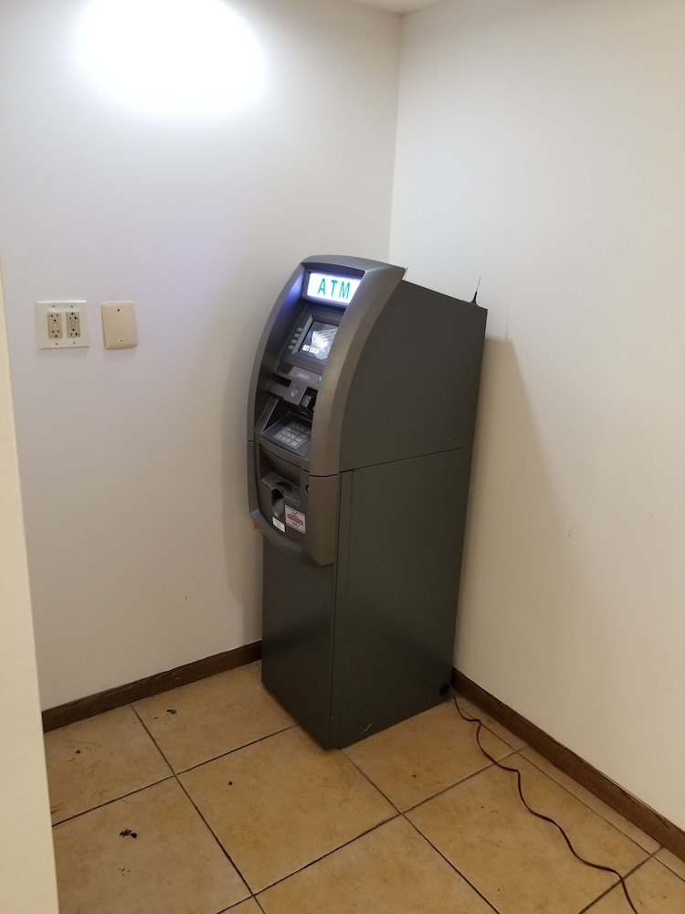 OYO Travelodge by Wyndham Lansing IL 11/26