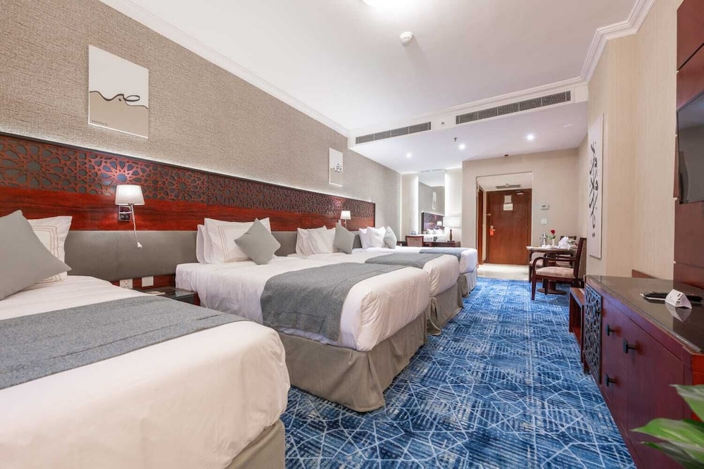 ROOM, QUADRUPLE