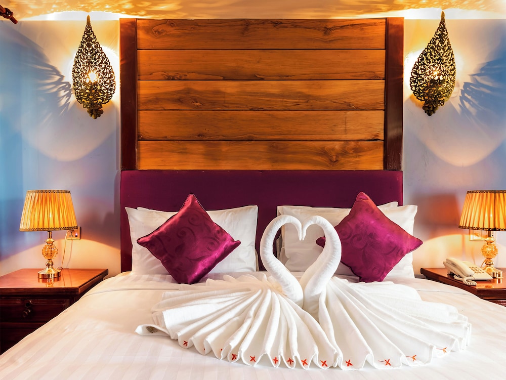 4 ROOMS, DELUXE, SUITE, KING BED, POOL VIEW