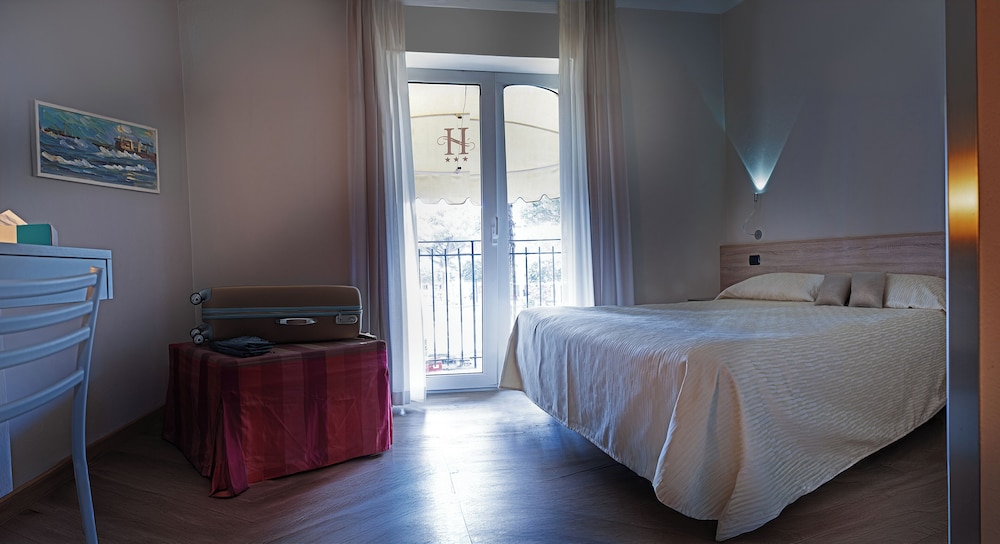 ROOM, QUADRUPLE