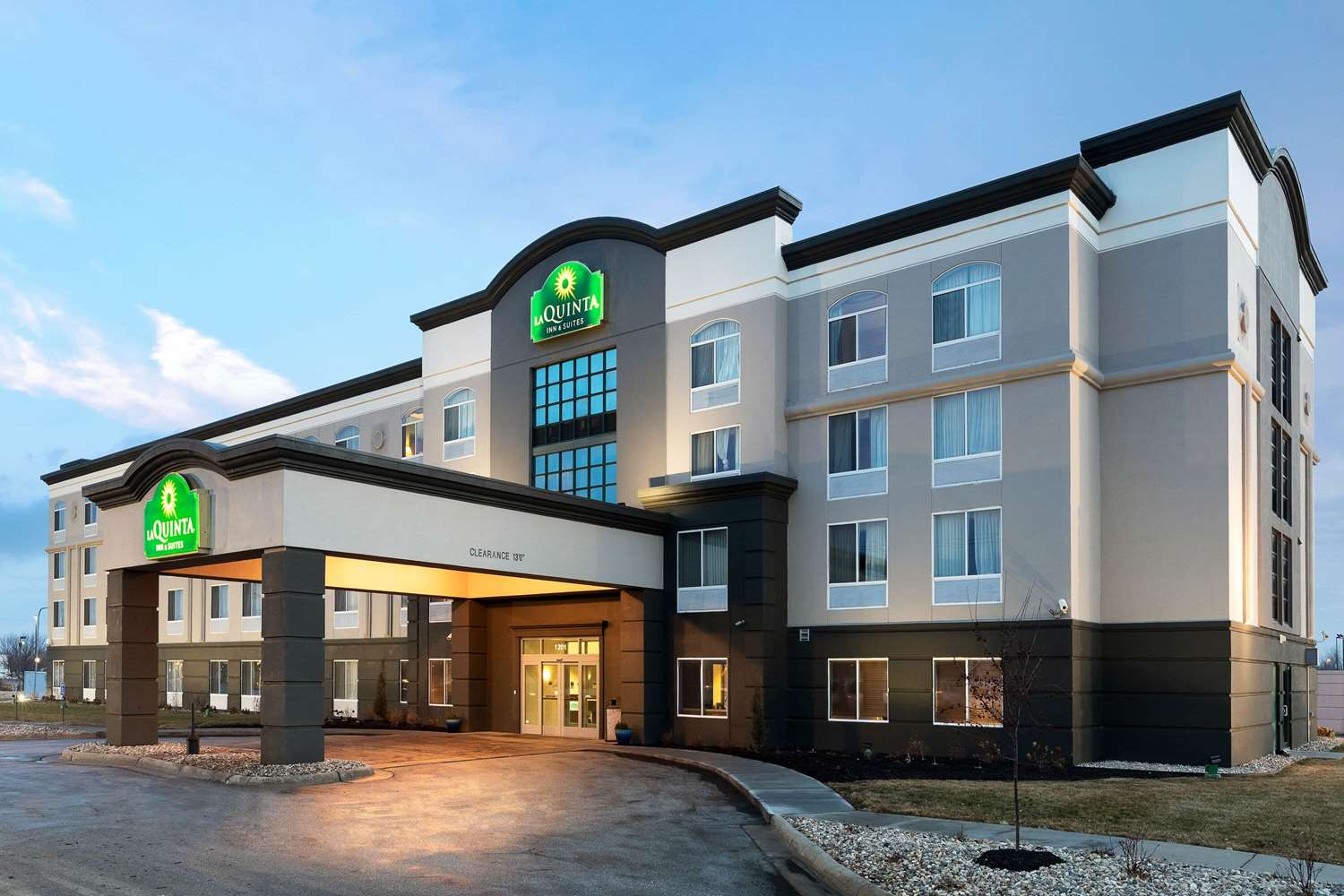 La Quinta Inn & Suites by Wyndham Omaha Airport Downtown 21/25