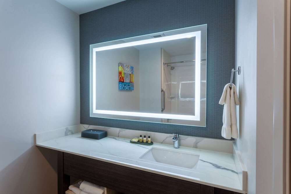 La Quinta Inn & Suites by Wyndham Shorewood 37/40