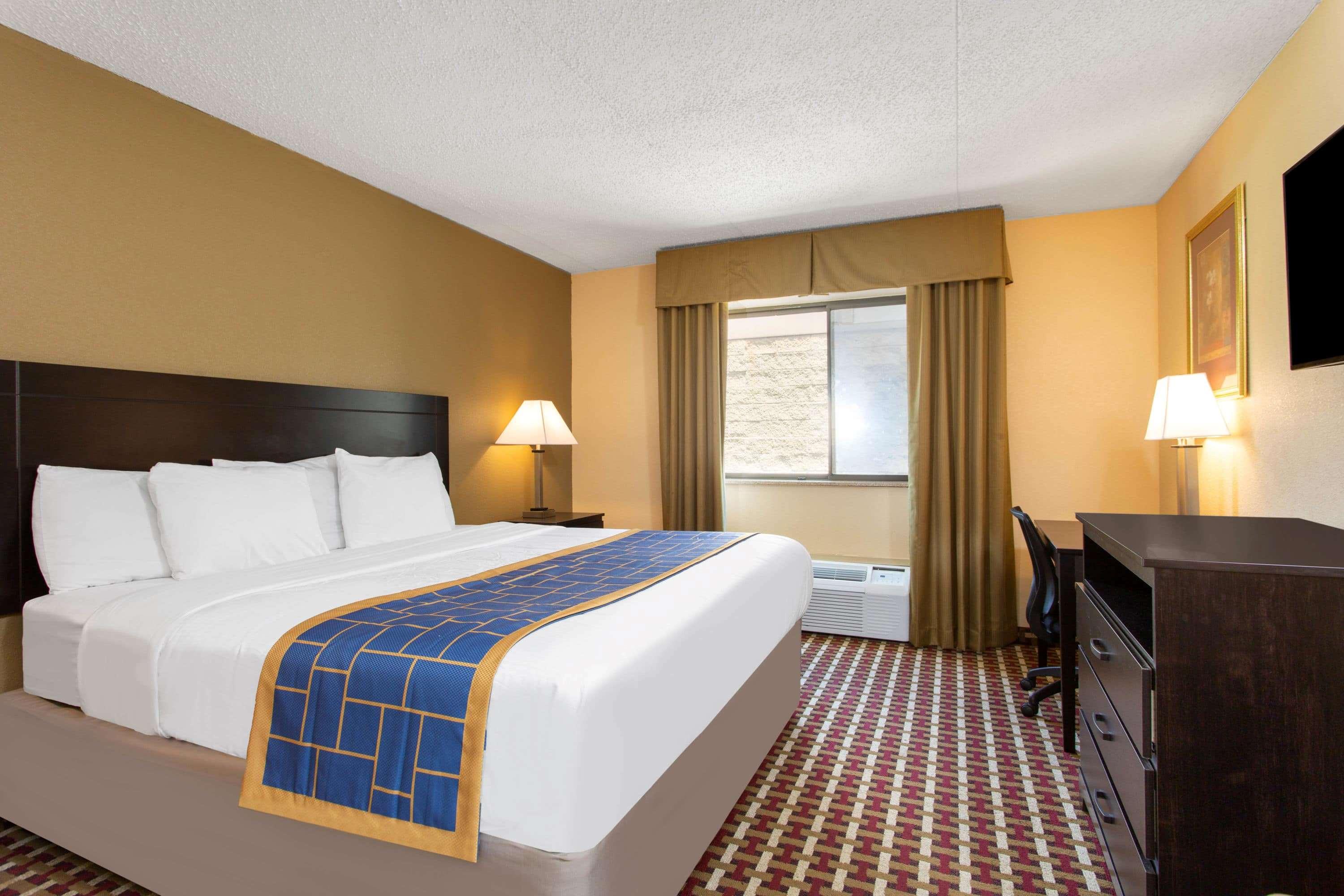 غرفة بسرير كينج، Days Inn by Wyndham Hillsborough 2/2