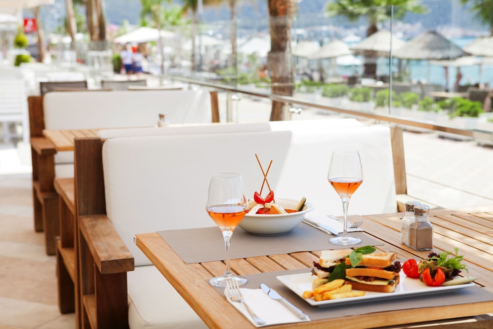 The Beachfront Hotel - Adults Only +16 24/49