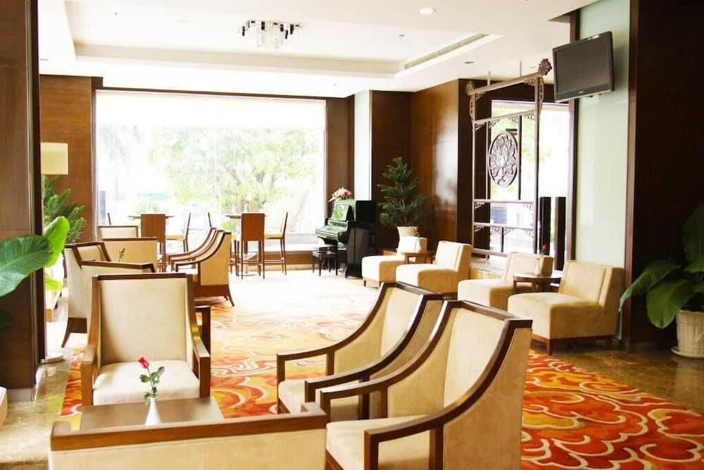 Aurora Hotel Plaza 63/71
