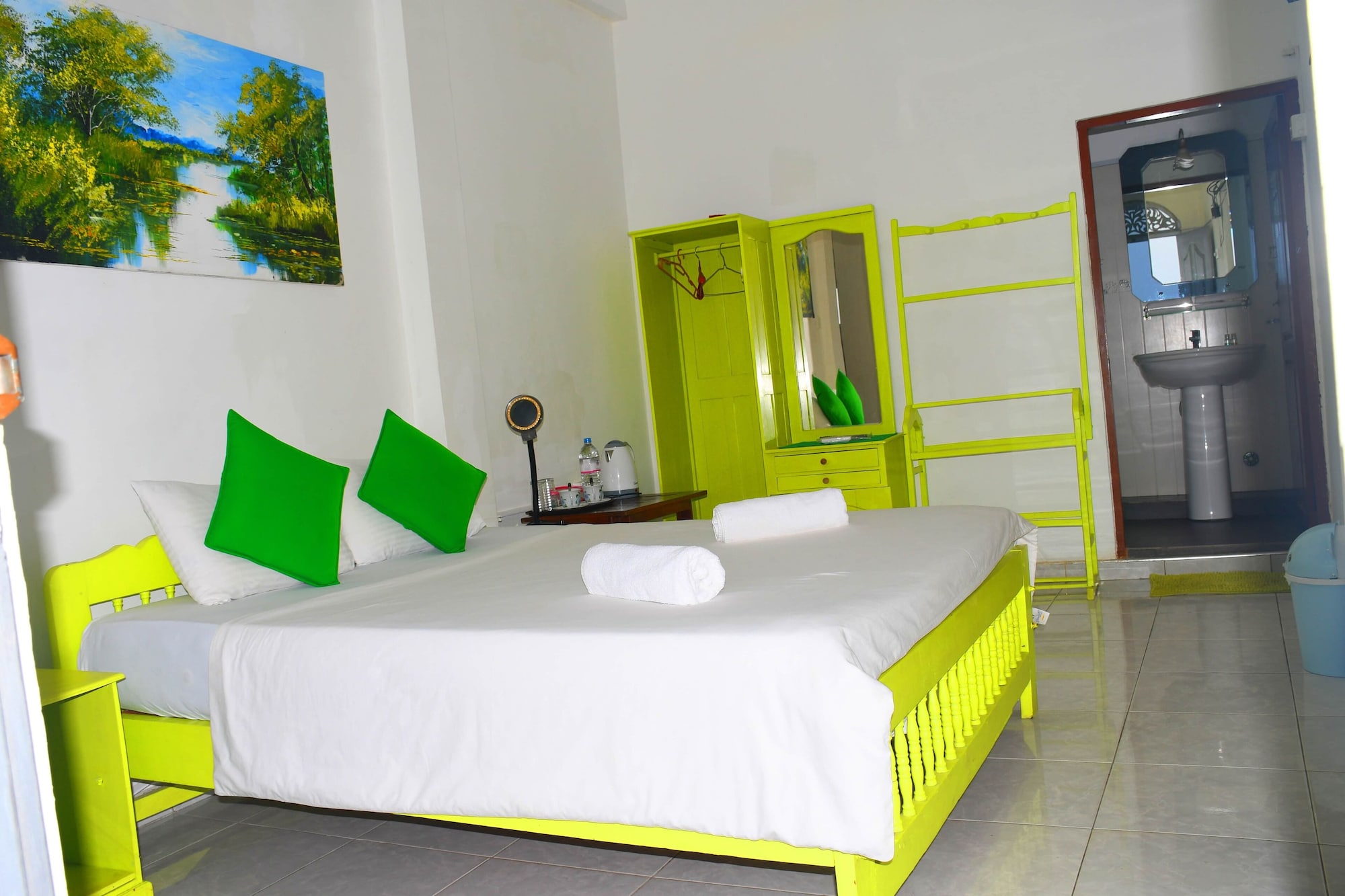 STANDARD, QUEEN BED