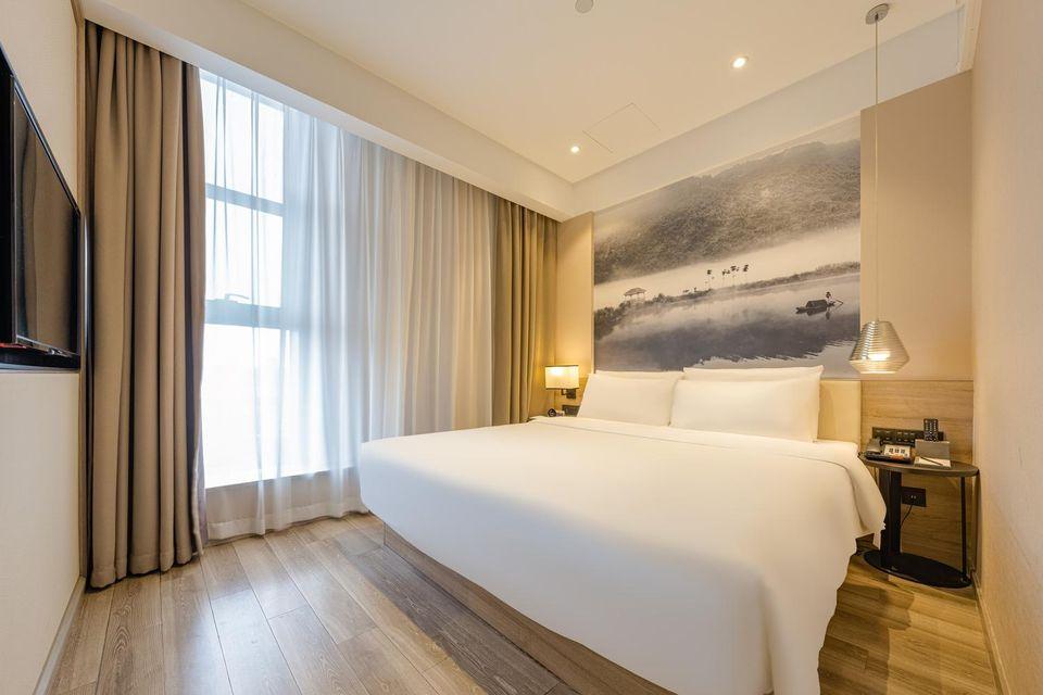 Elegant, Queen Bed