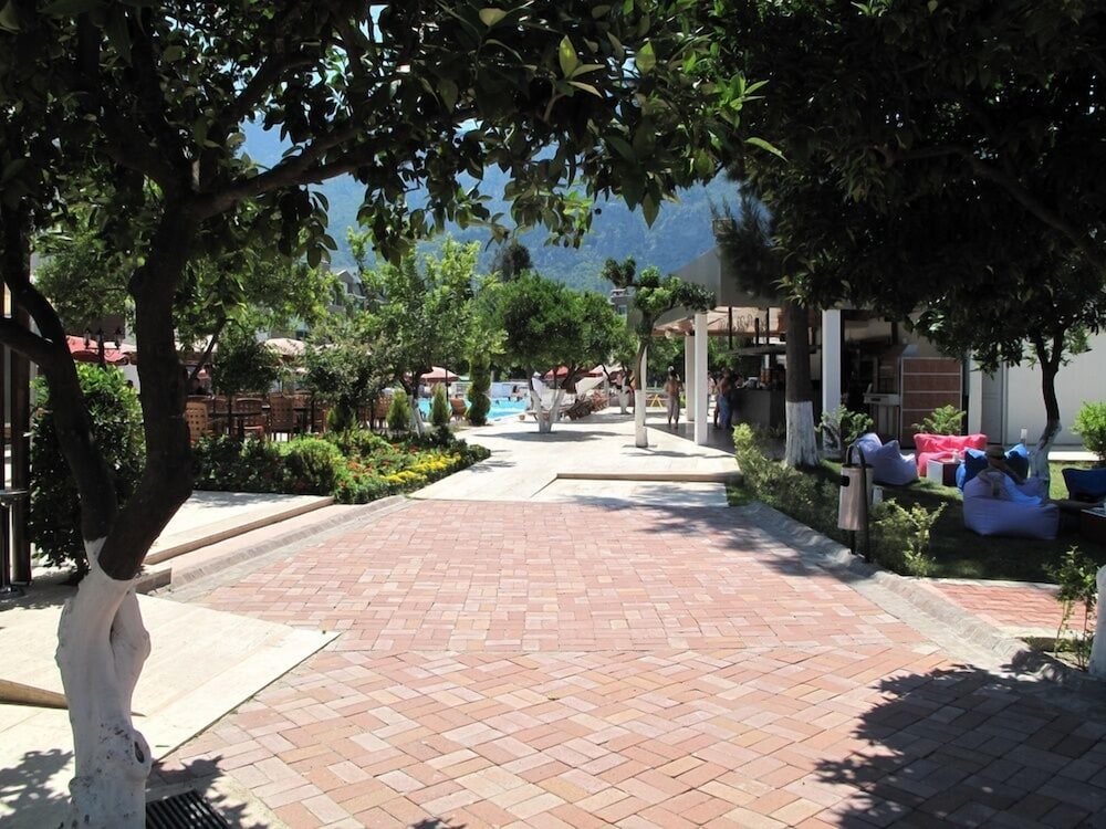 Batont Garden Resort Hotel 31/43
