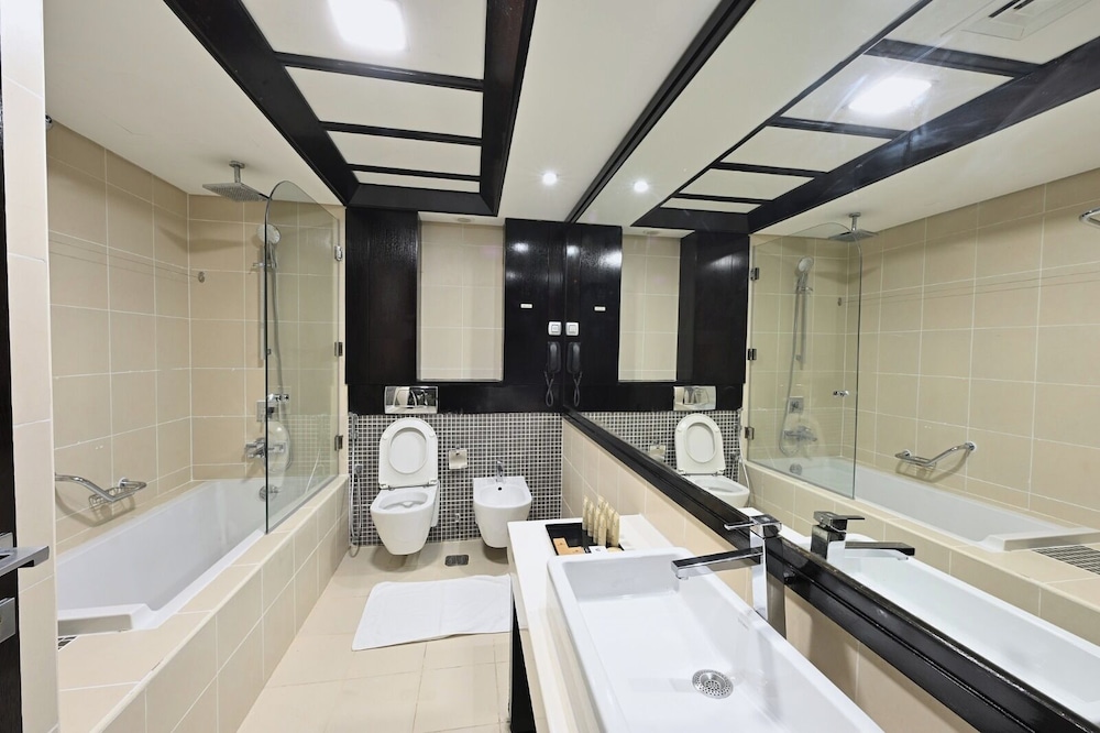 Pavilion Palace Hotel 42/43