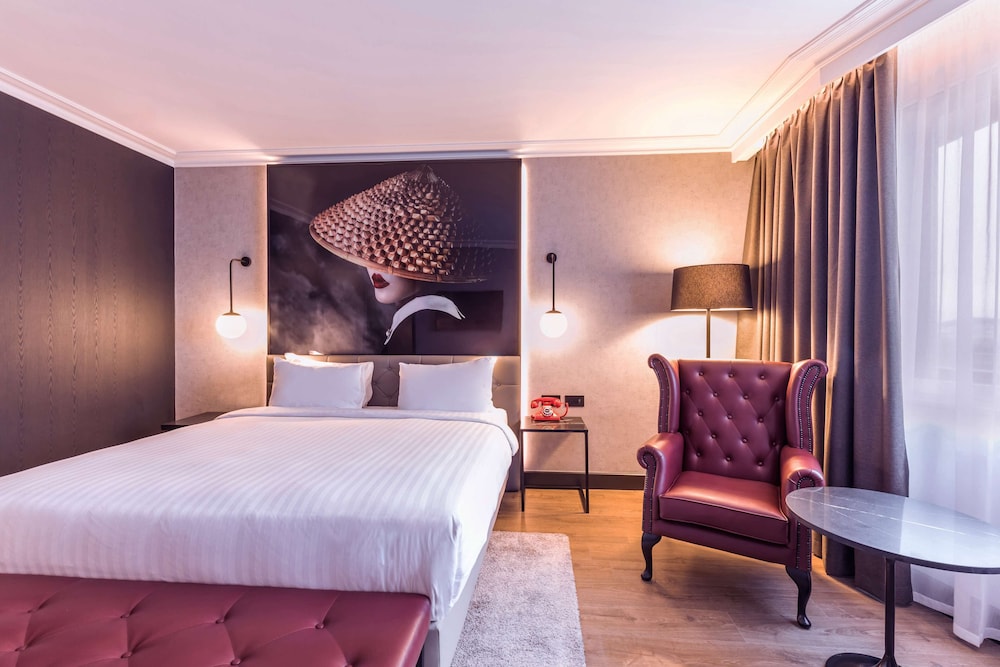 Radisson Red London Heathrow 23/64