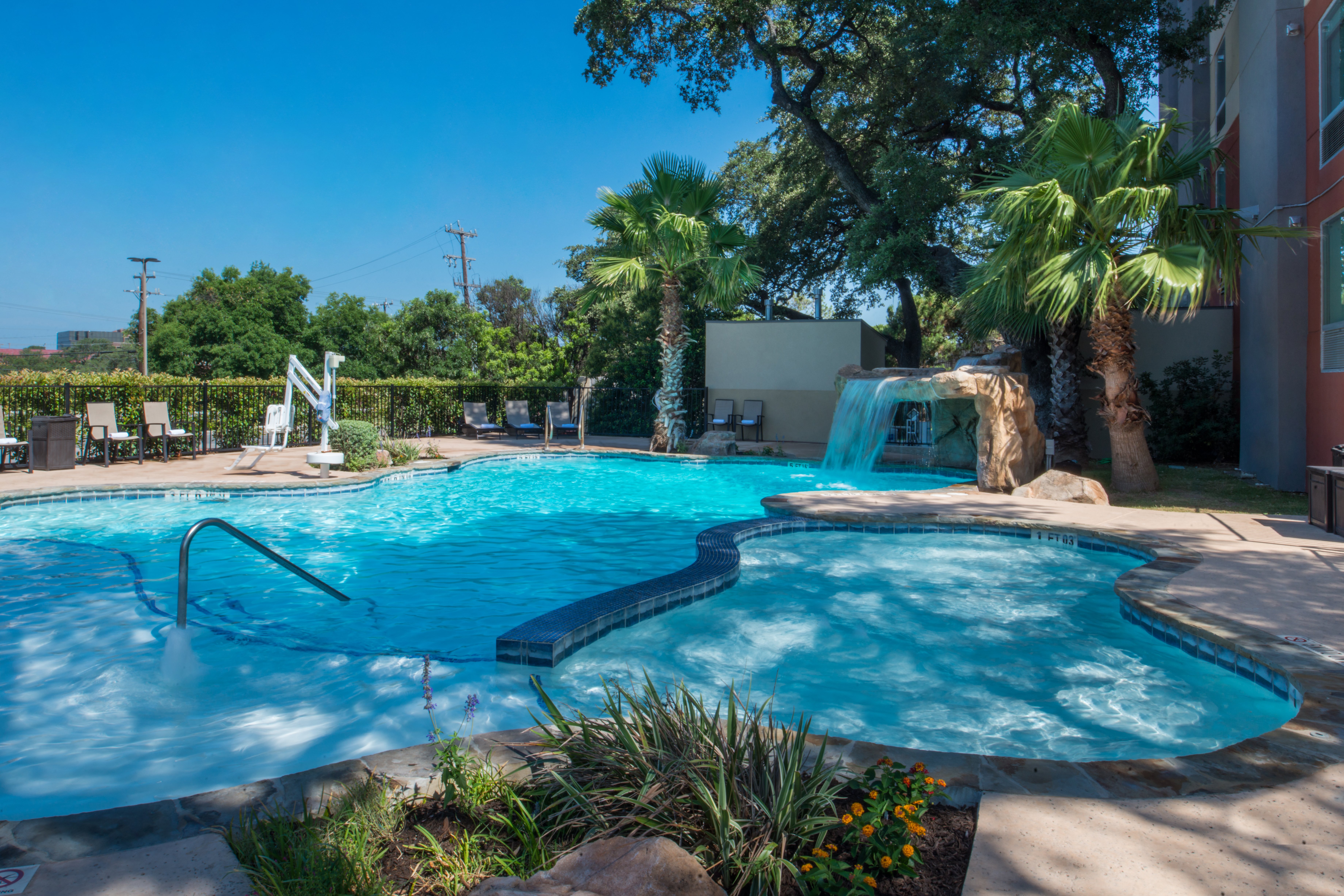 Holiday Inn Express & Suites San Antonio Medical-Six Flags 74/74