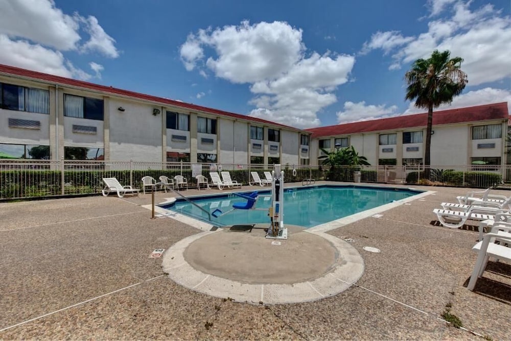 Executive Inn & Suites Hobby 25/29