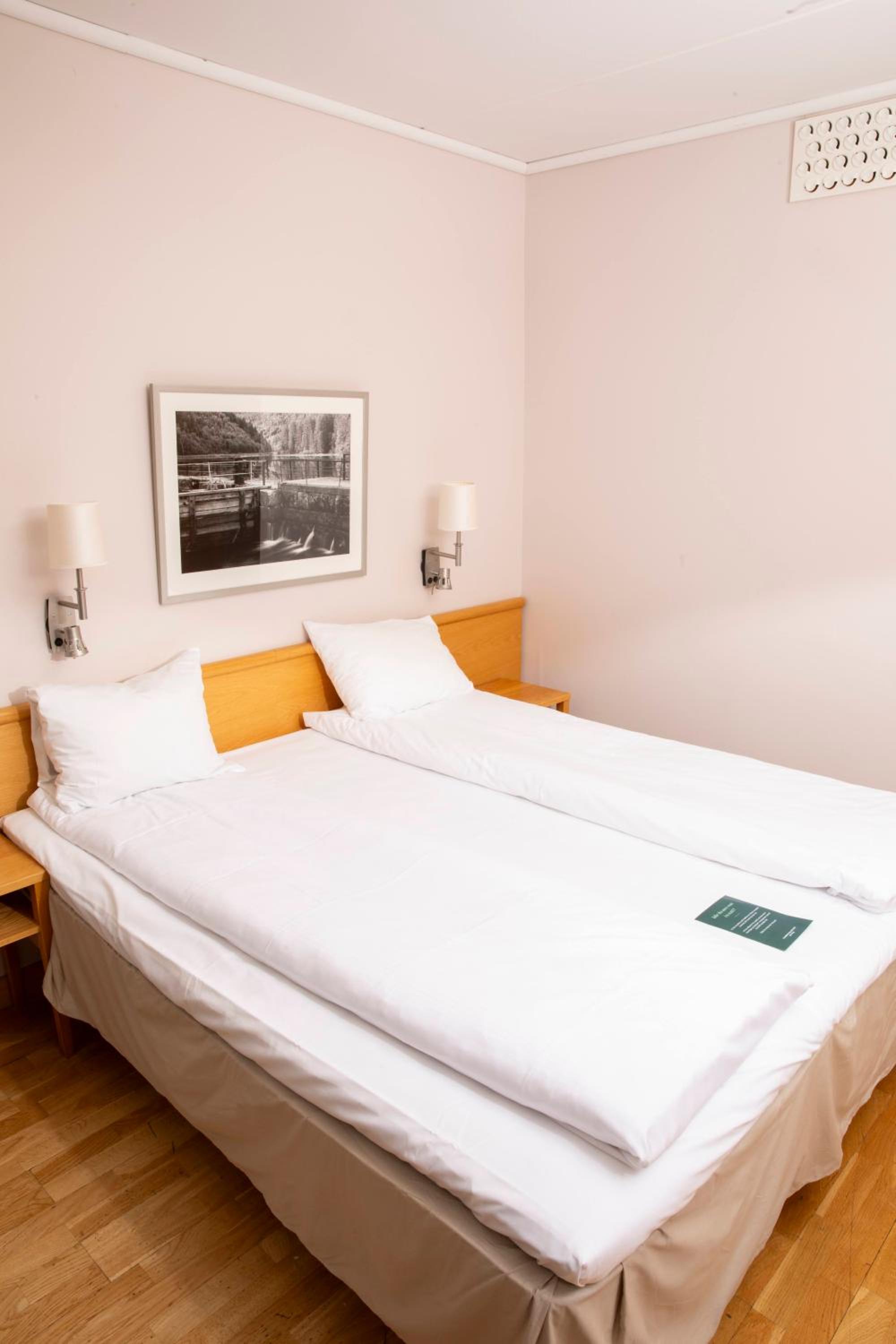 Standard, Queen Bed