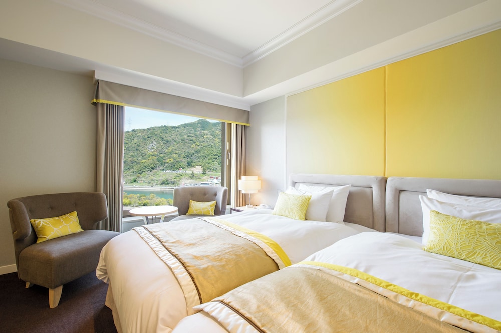 PREMIUM, TWIN BEDS, STATION VIEW