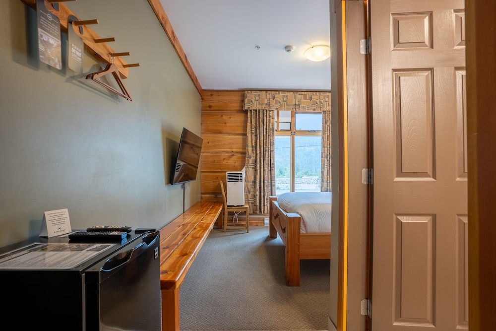 Basecamp Lodge Golden 57/62