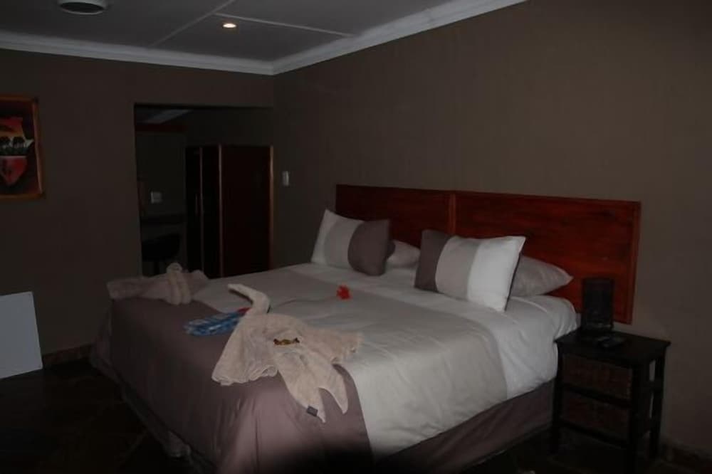 Emahlathini Guest Farm 10/49