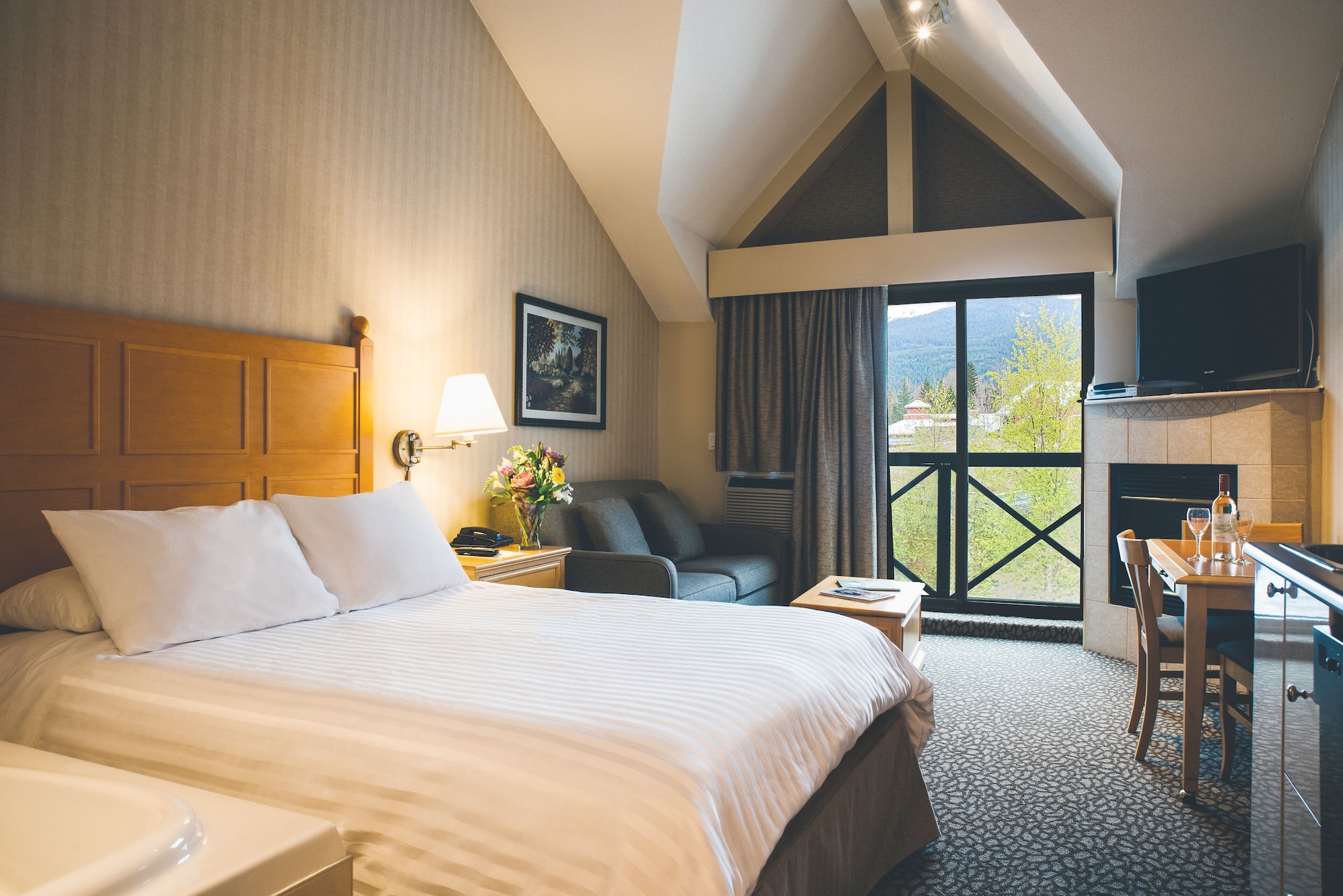 PREMIUM, STUDIO, SUITE, QUEEN BED, MOUNTAIN VIEW, SOFA, BALCONY