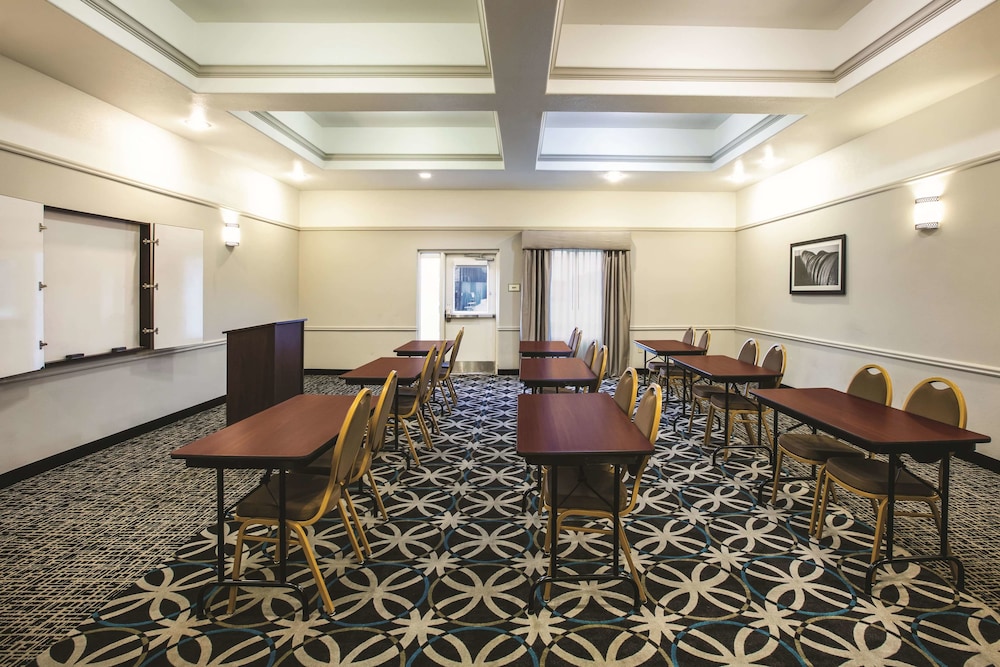 La Quinta Inn and Suites by Wyndham Brownwood 33/37