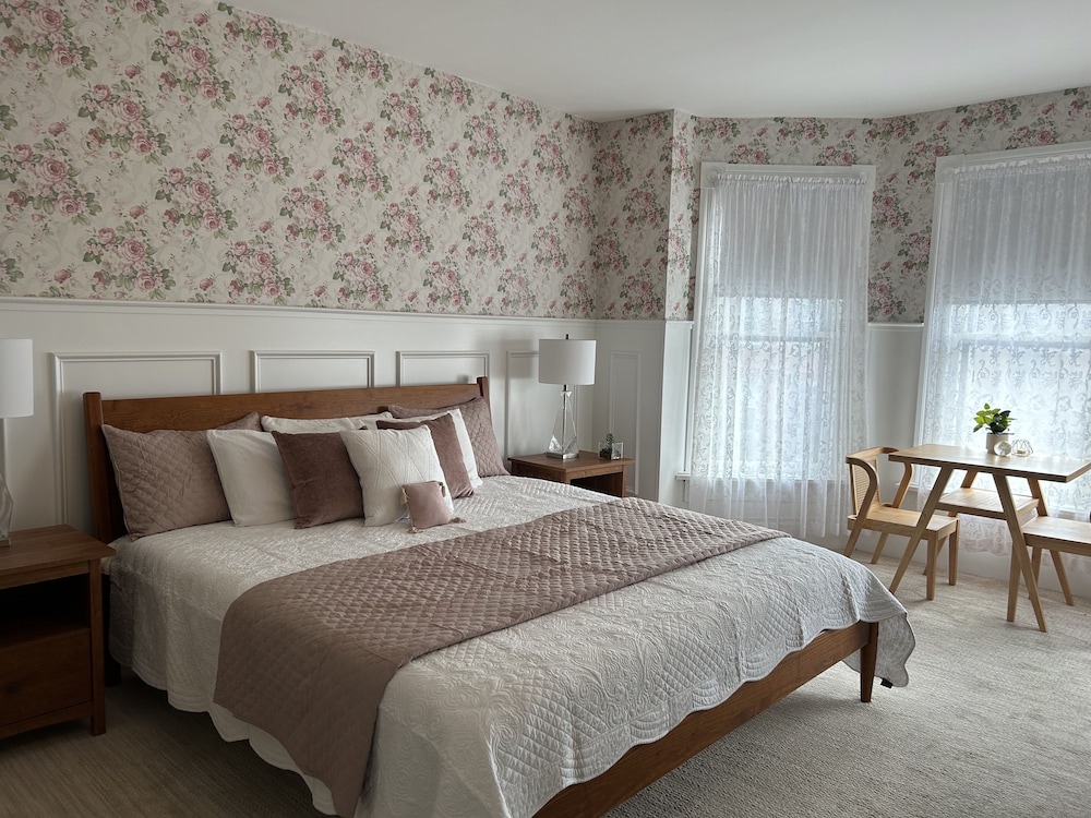 Signature, Suite, 1 Queen and 1 Single Bed, Private Bathroom