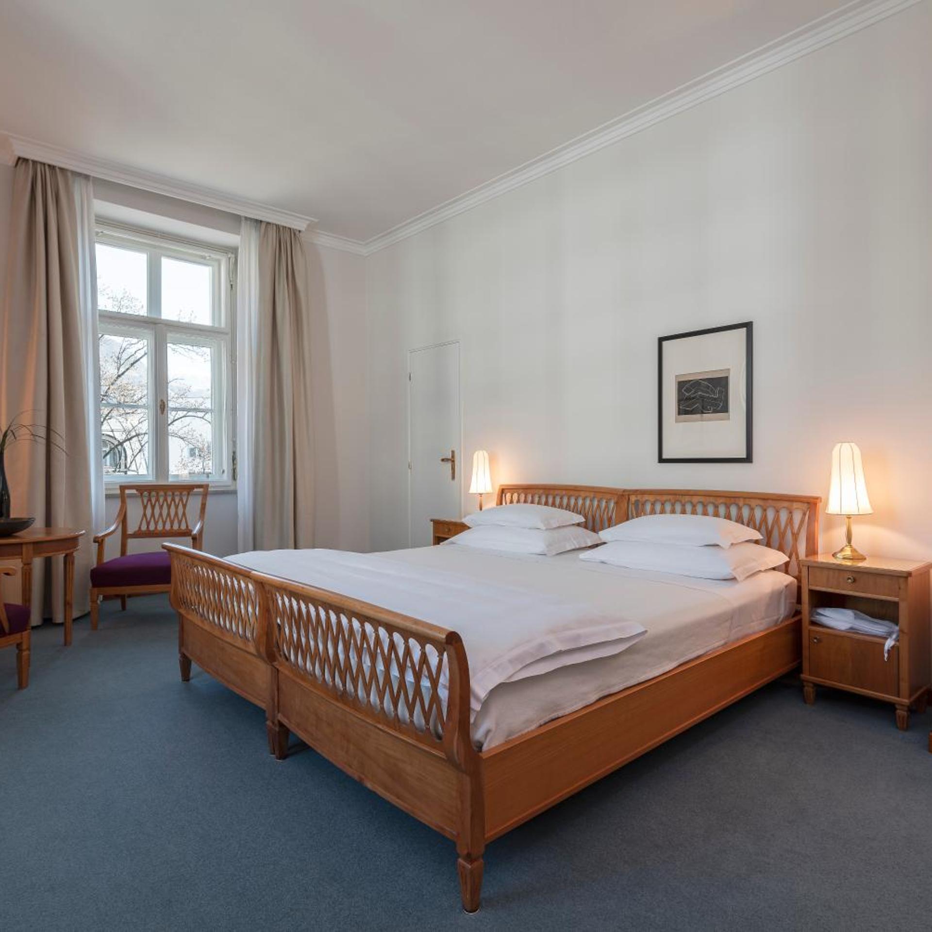 DELUXE, DOUBLE OR TWIN BED