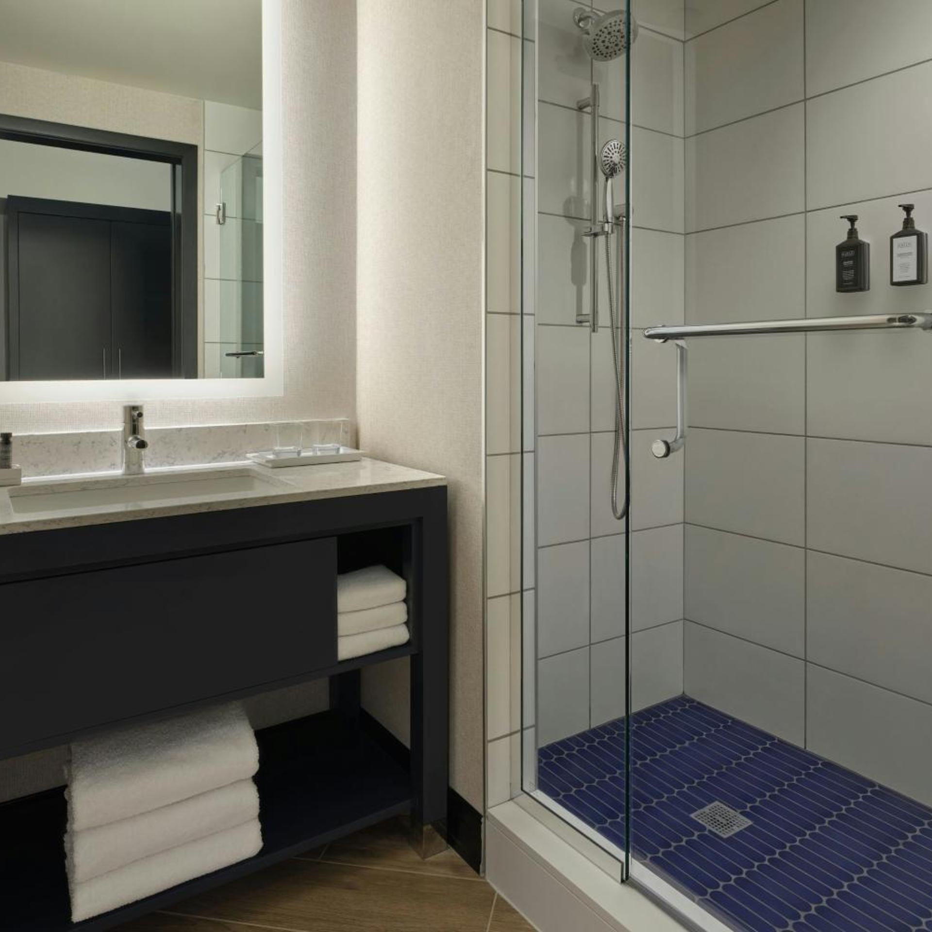 Deluxe, 2 Queen Beds, Urban View، The Alexander 2/2