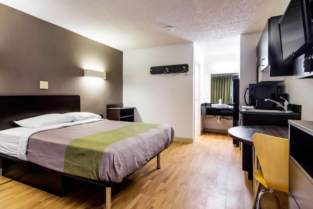 1 Queen Bed - Non-Smoking, Kitchen