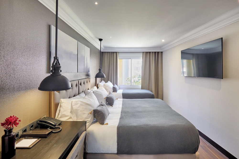 ROOM, TRIPLE, 1 QUEEN AND 1 SINGLE BED, SMALL