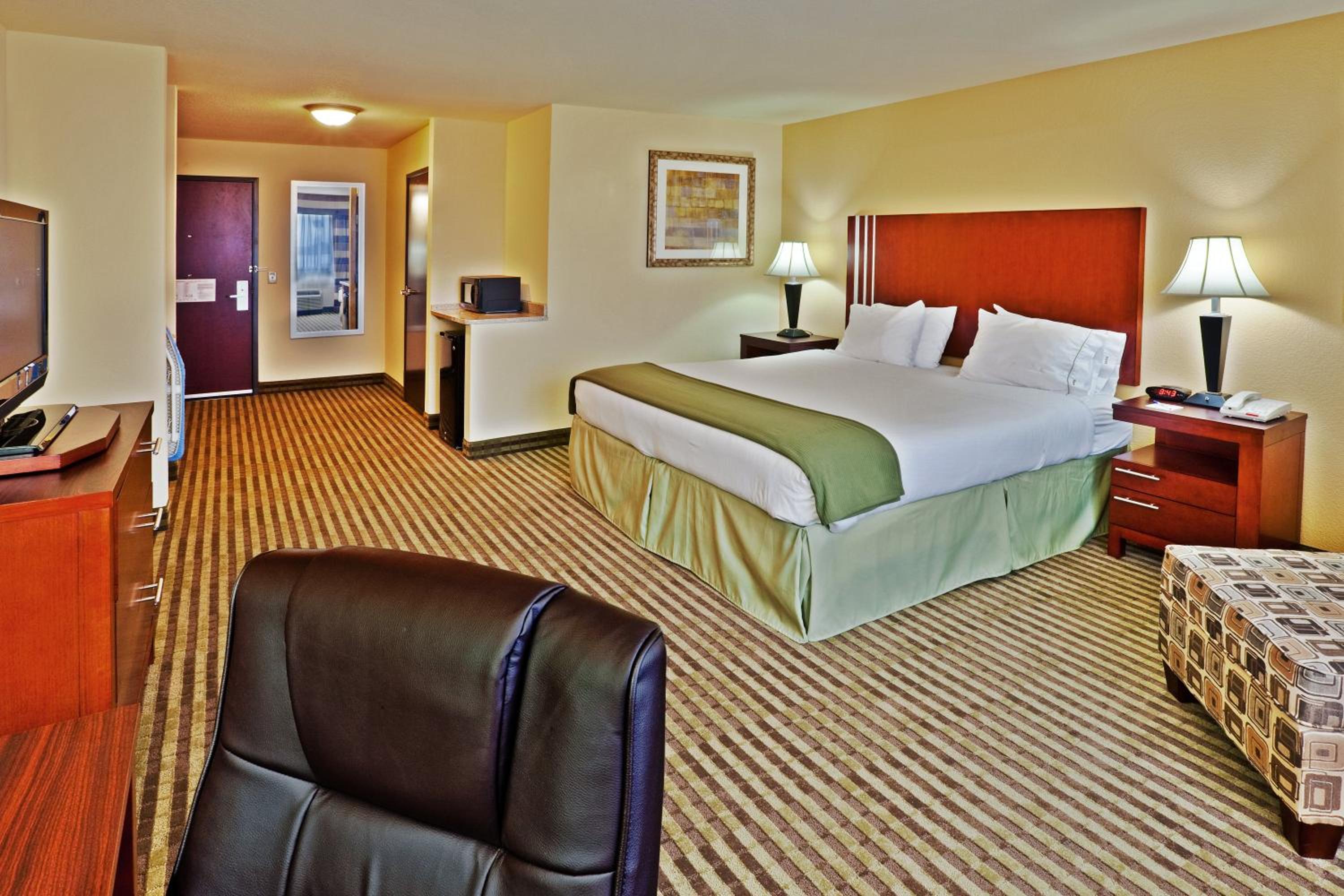 جناح بسرير كينج بغرفة نوم واحدة بجاكوزي، Holiday Inn Express Hotel And Suites Ponca City 2/2