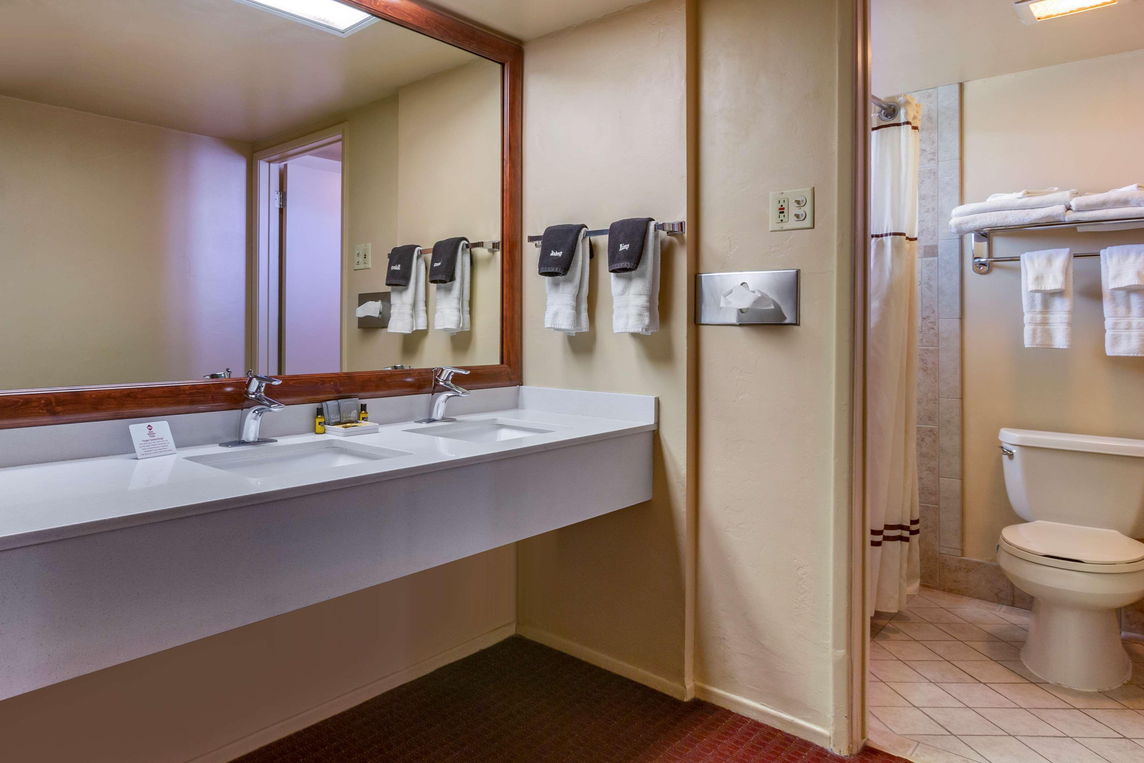 غرفة بسرير مزدوج، Best Western Plus King's Inn & Suites 7/9