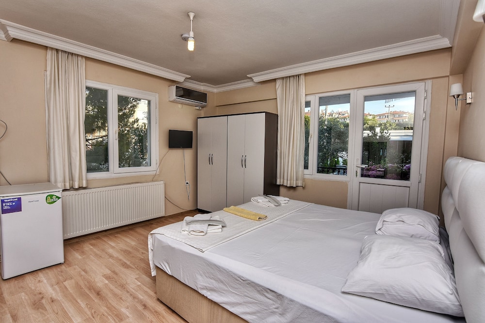 DELUXE, DOUBLE BED, POOL VIEW