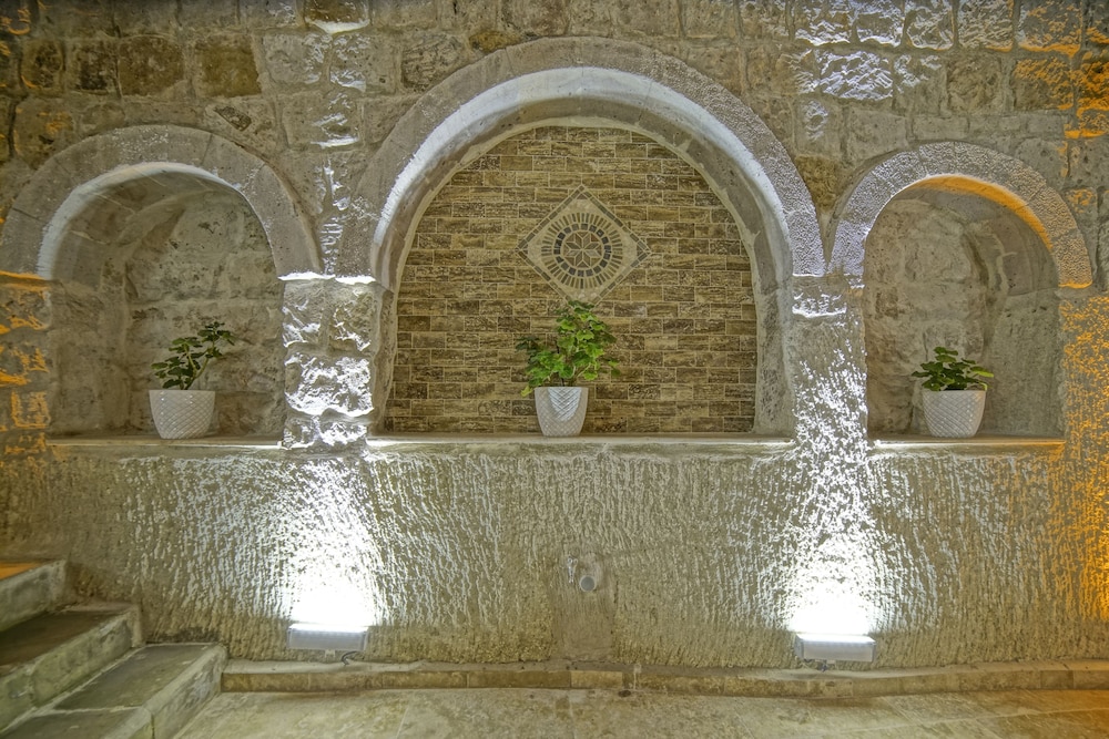 Risus Cave Suites 27/55