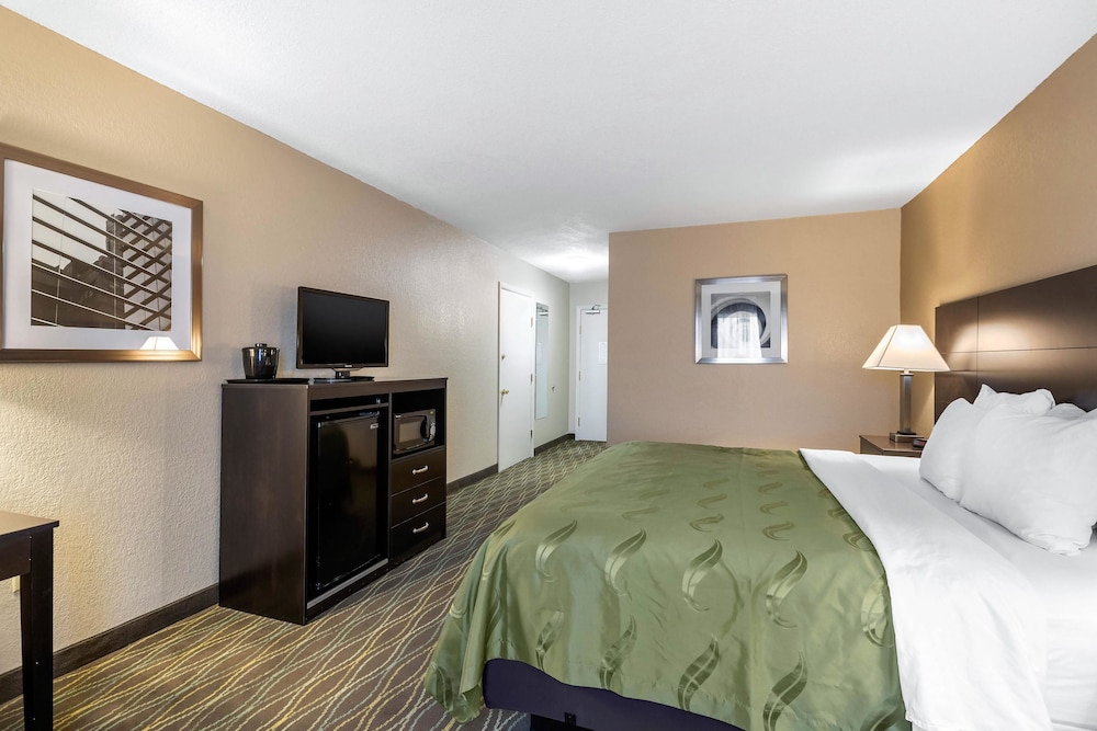 Quality Inn & Suites Des Moines - Merle Hay Road 13/39
