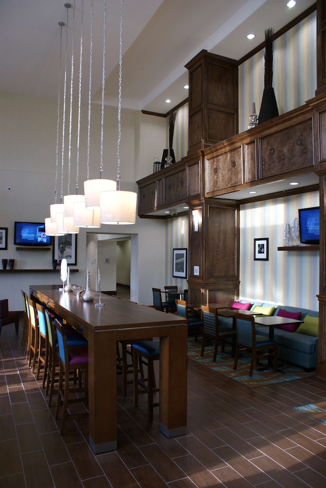 Hampton Inn Suites Center TX 22/30