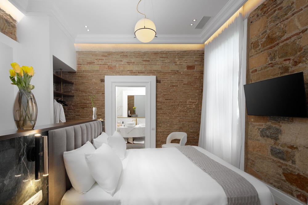 Macbeth, Suite, King Bed, Acropolis View, Outdoor Jetted Tub