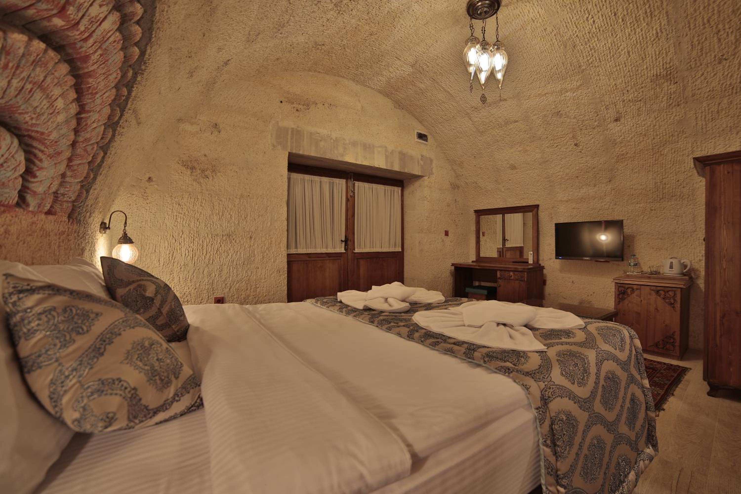 ROOM, DOUBLE BED