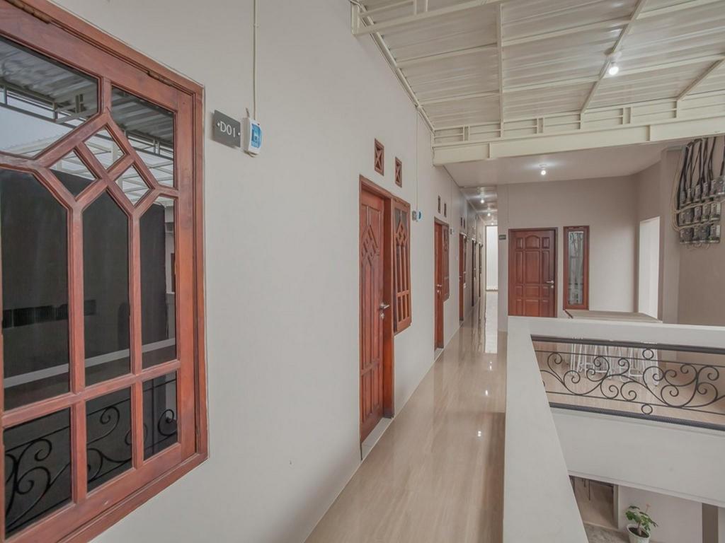 RedDoorz near Ciputra Golf Surabaya 5/50