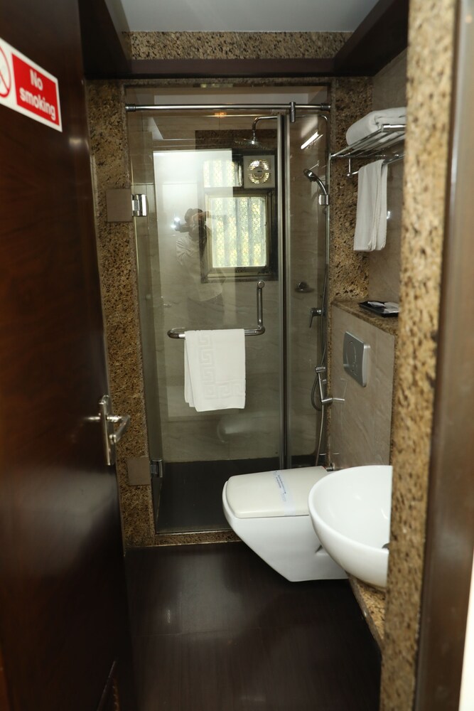 Hotel Anantha Executive Suites 17/18