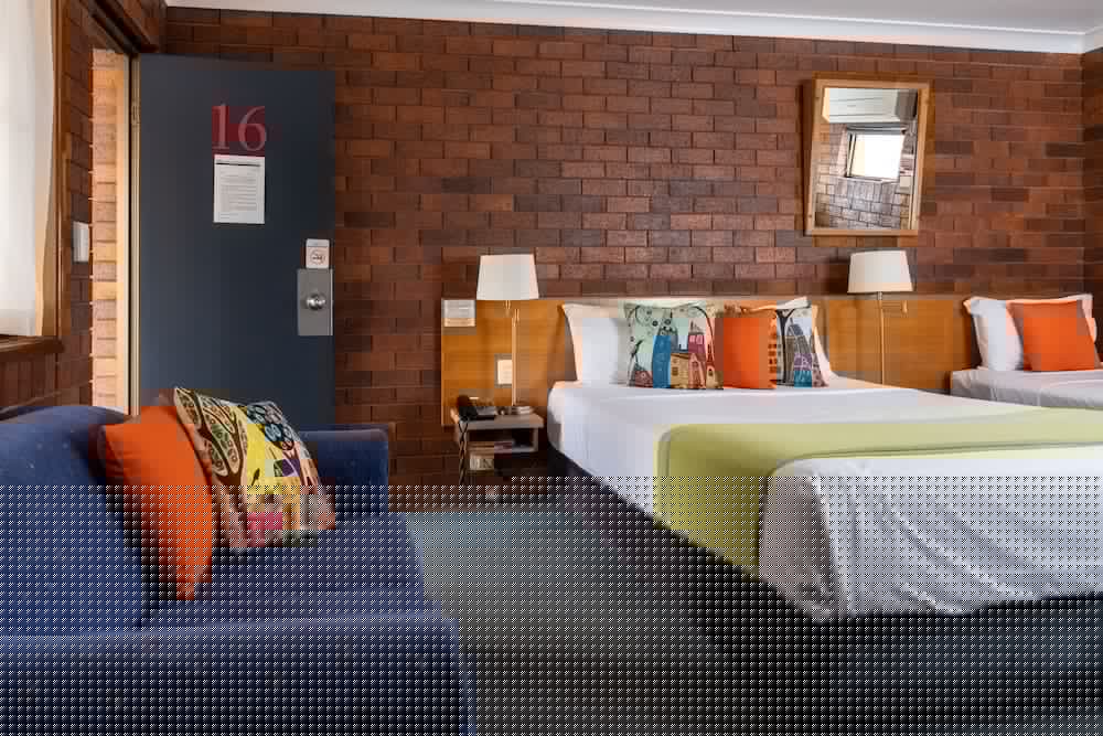 Country Pathfinder Motor Inn 27/47