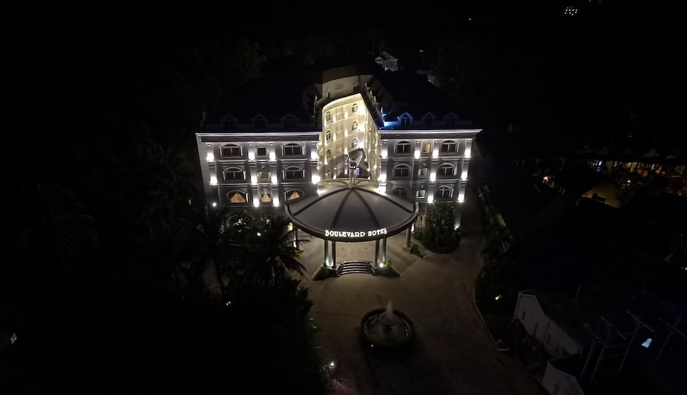 Boulevard Hotel 2/71
