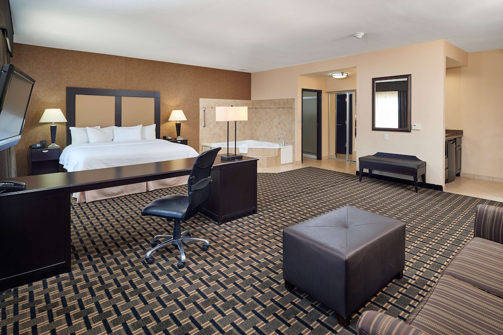 Hampton Inn and Suites Longview North 32/36