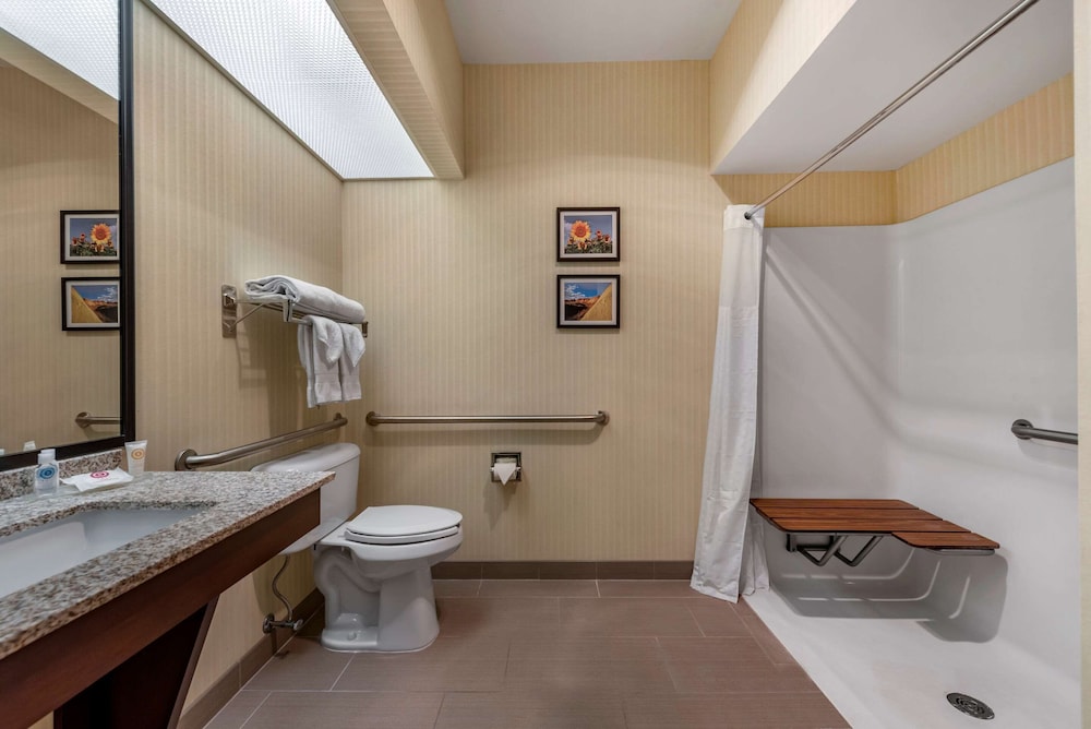 Comfort Inn & Suites Warsaw near US-30 18/44