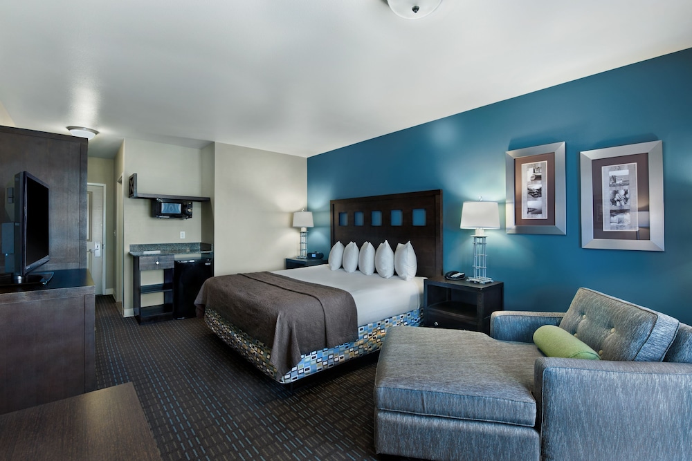 Suite, King Bed, Bay View, Balcony