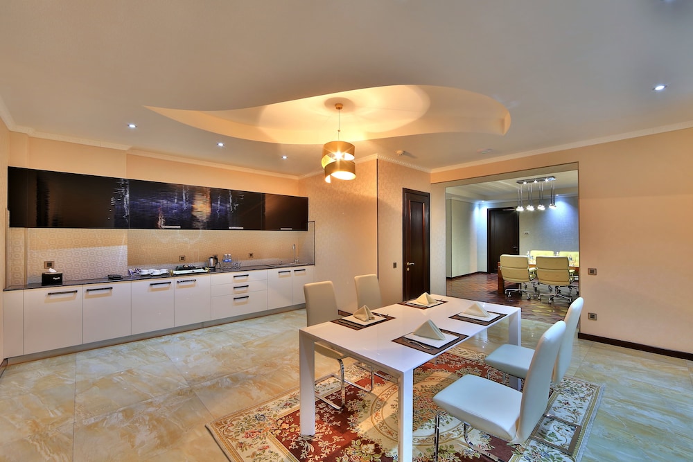 Damas International Hotel 3/48