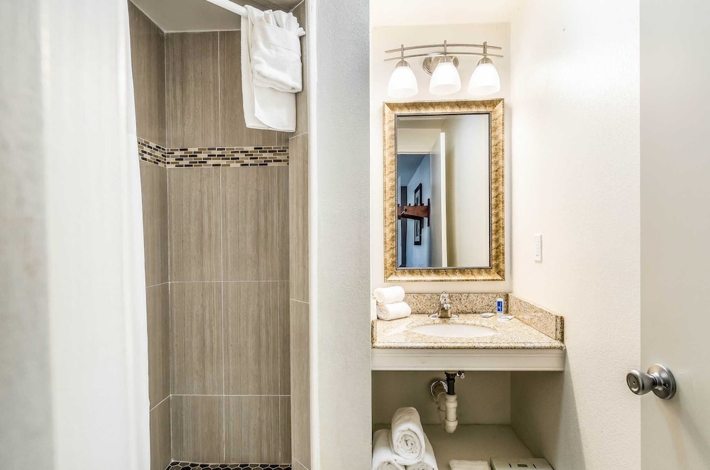 Rodeway Inn Middleboro-Plymouth 14/26