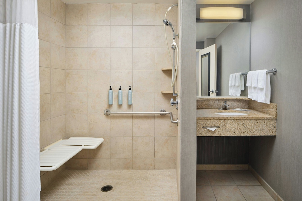 غرفة بسرير كينج مع أريكة لذوي الإعاقة، Courtyard Akron Stow 3/3