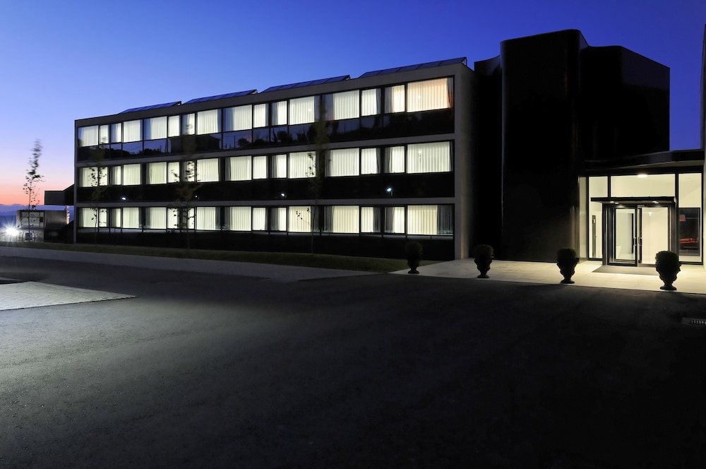 Open Village Sports Hotel Amp Spa Club 3/47