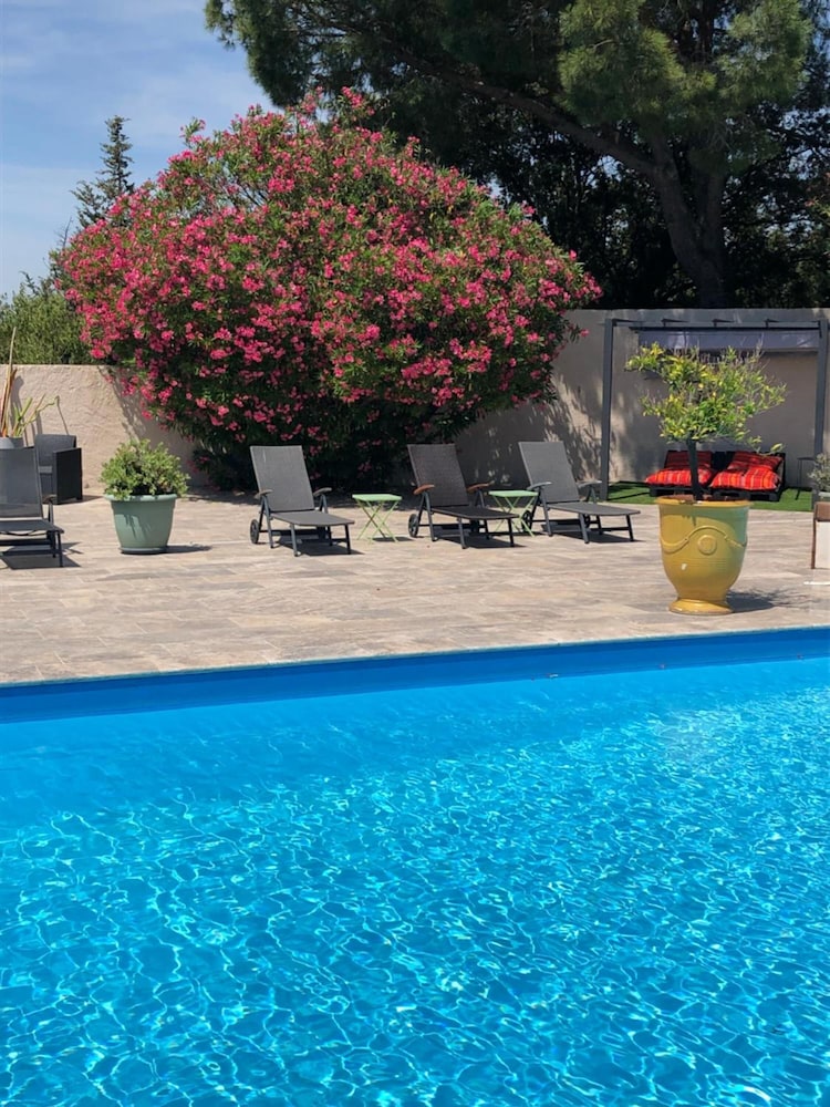 LES AUBUNS COUNTRY HOTEL 39/45