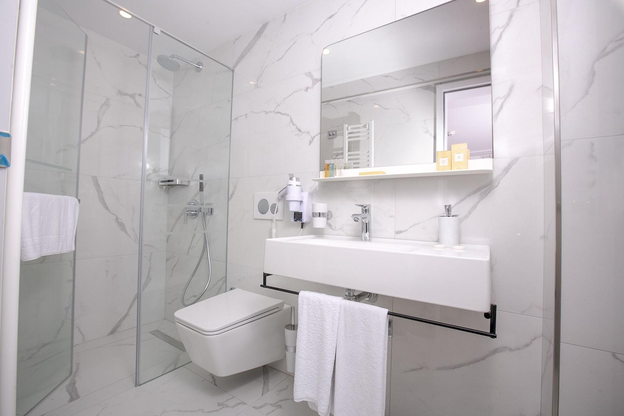 شرفة، Ascot Hotel 2/3
