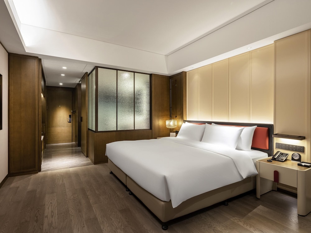 Swiss Advantage, King Bed