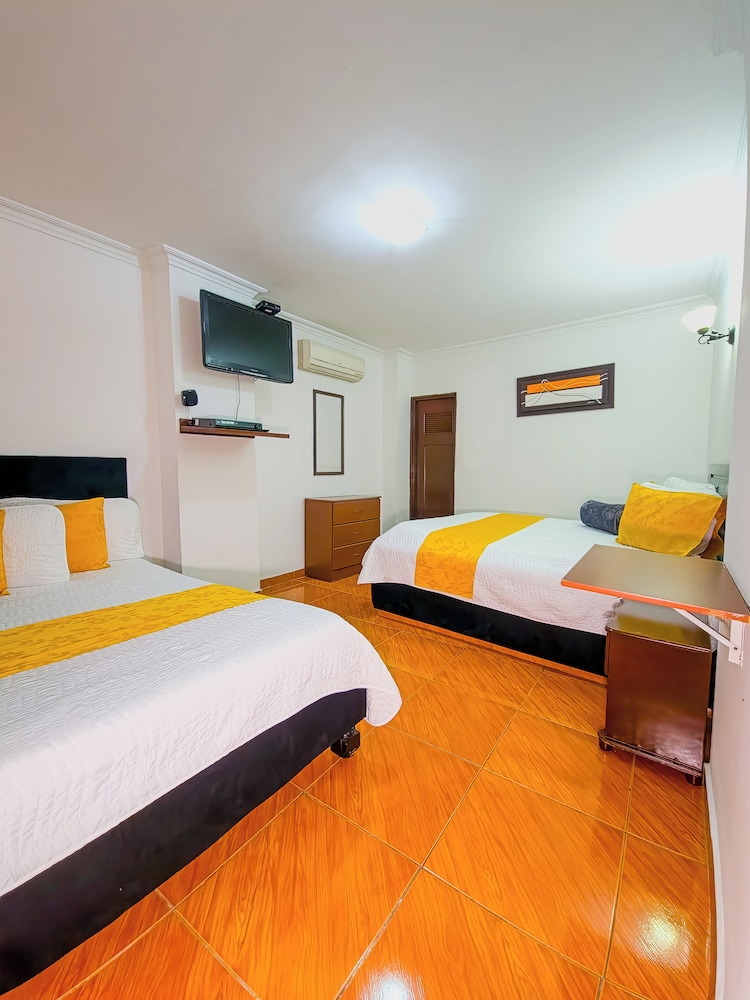 FAMILY, TWIN BEDS